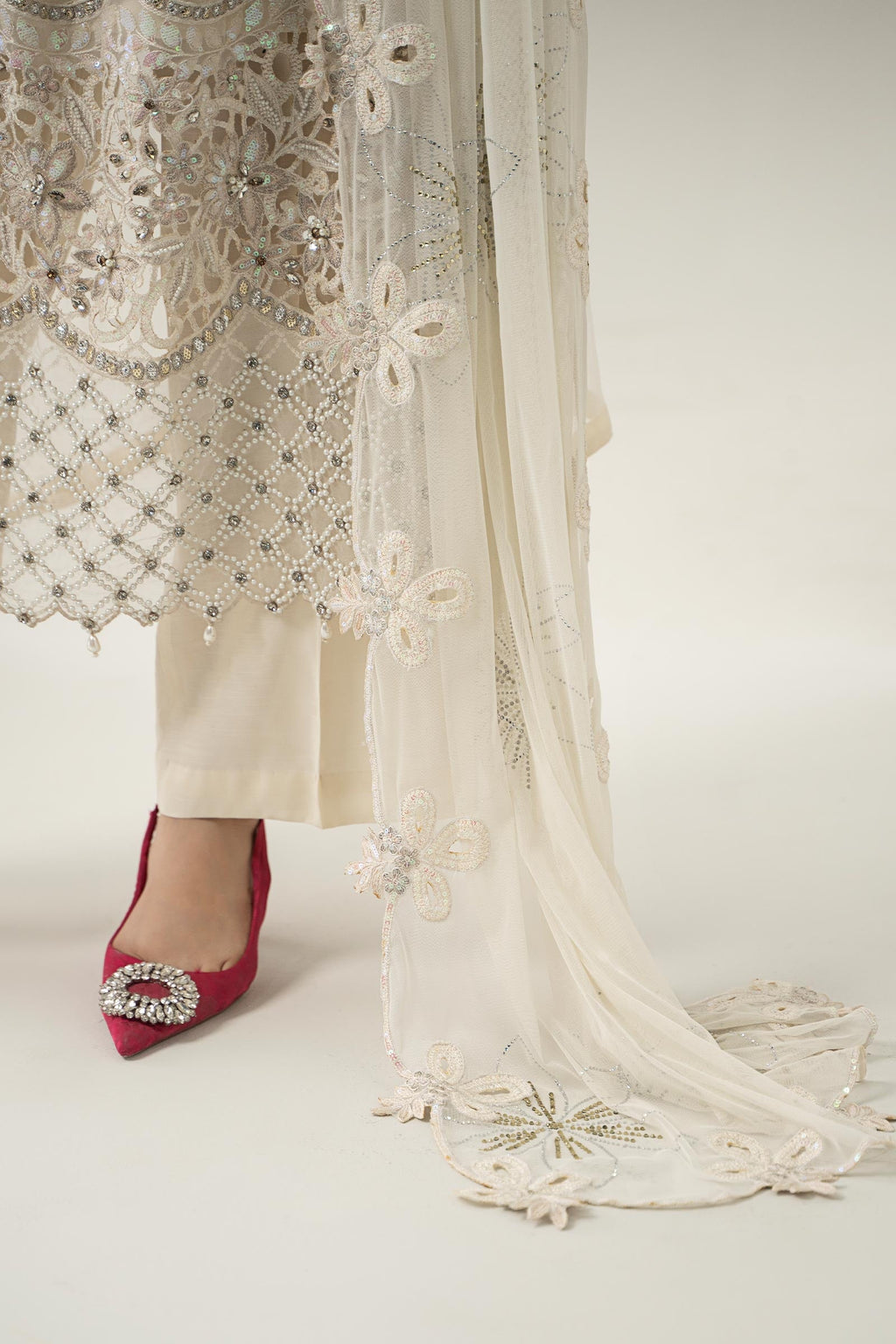 Noora – Ivory Charm Formal Set